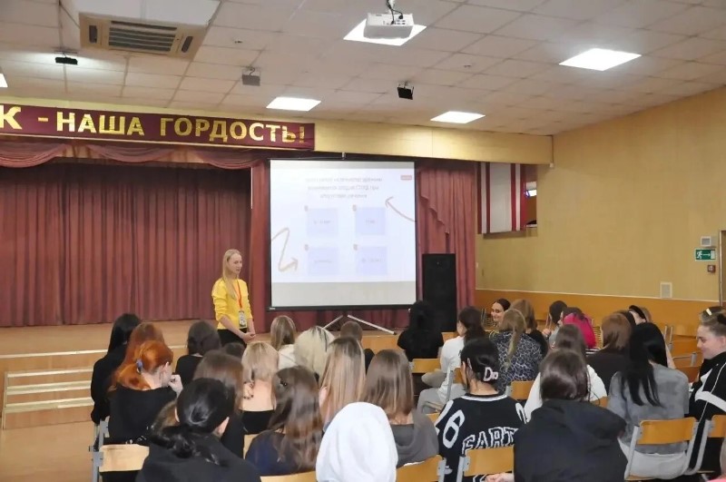 Девушки из Алтайского государственного колледжа поучаствовали в интерактивной игре по профилактике ВИЧ